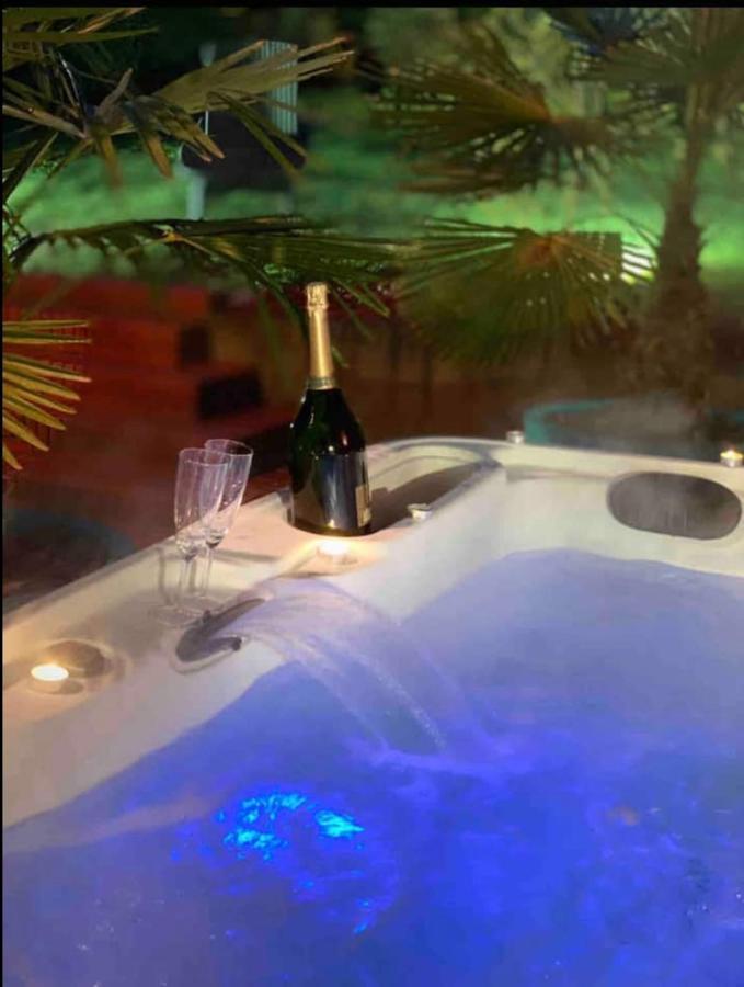 Apartmán Le Jacuzzi De Marie Ll Tourcoing Exteriér fotografie